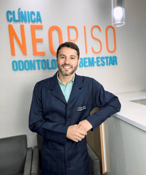 Dr. Felipe Martins na recepção da Clínica NeoRiso